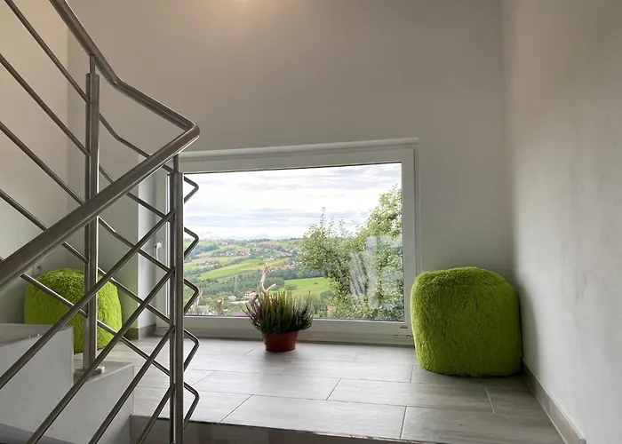 Emerald Hills Apartment *